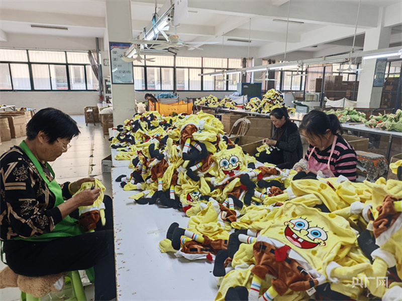 家门口加工玩具 就业增收不发愁开元棋牌app高质量发展看中国(图1)