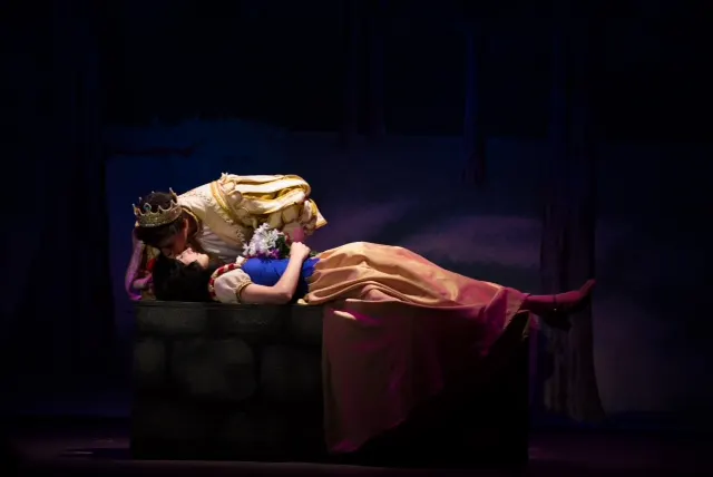 Prince-and-Snow-the-kiss